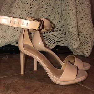 NEW Size 5 tan heels